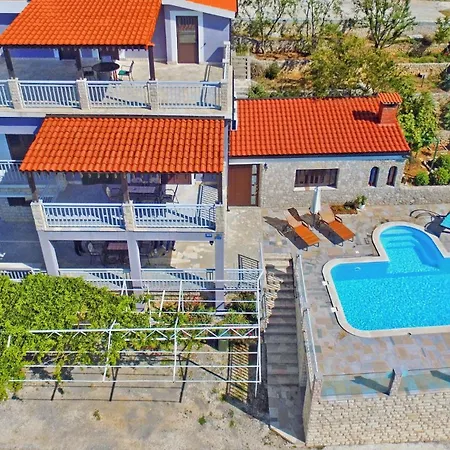 Seaside Lara Mit Beheiztem Swimmingpool Poljica (Trogir)